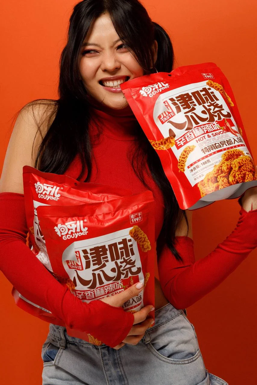 Девушка со снеками