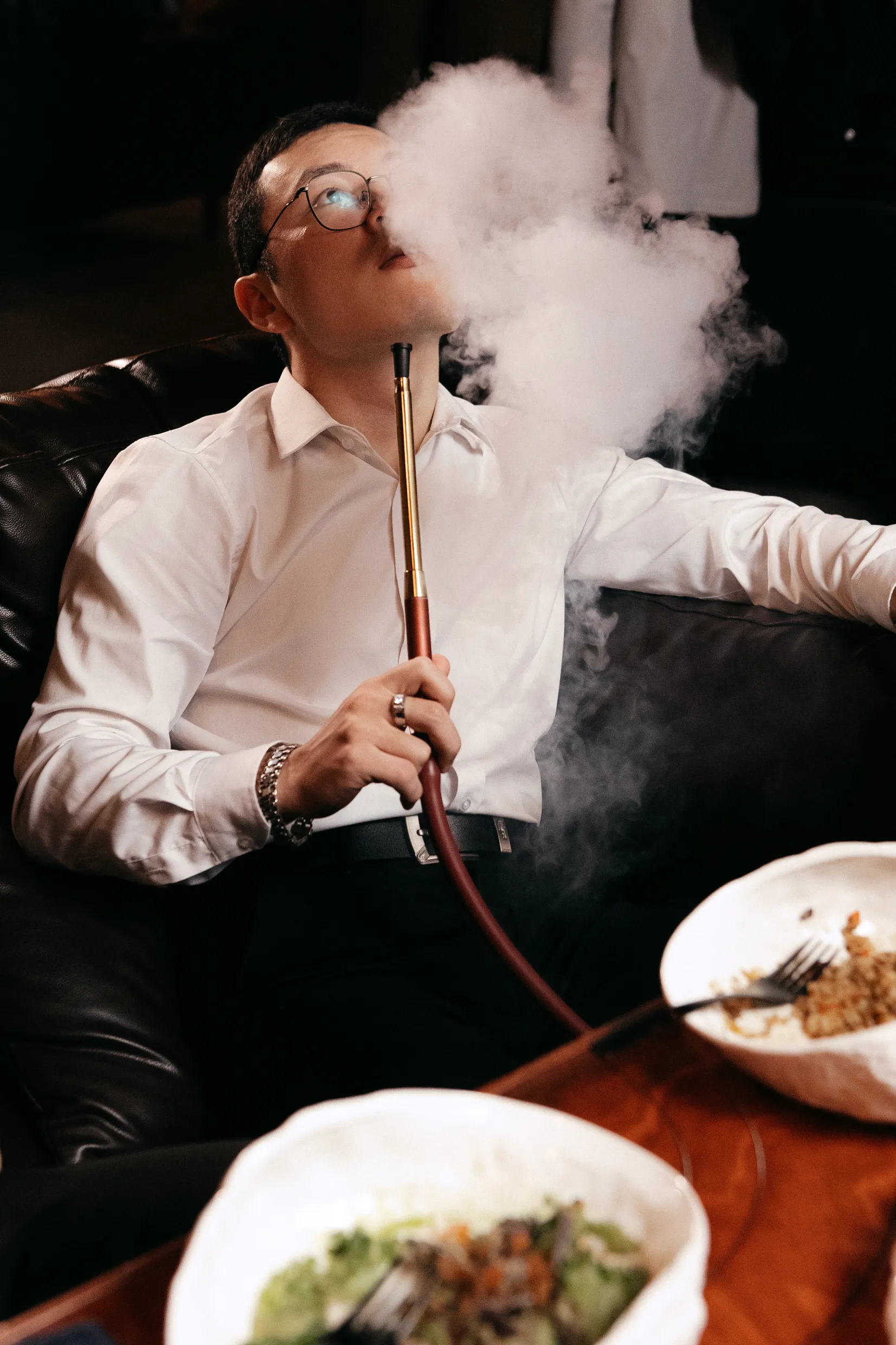 Мужчина курит